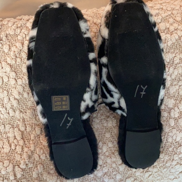 DKNY slippers.New without tag.size 7 - Picture 3 of 5